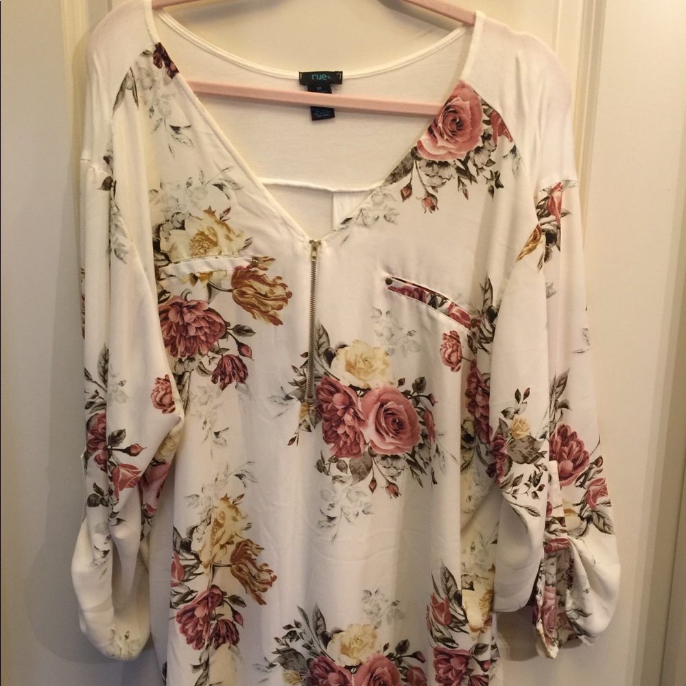 Rue21 vneck floral blouse